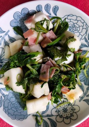 サラダ春菊 のベーコン＆白はんぺん炒め-レシピのメイン写真