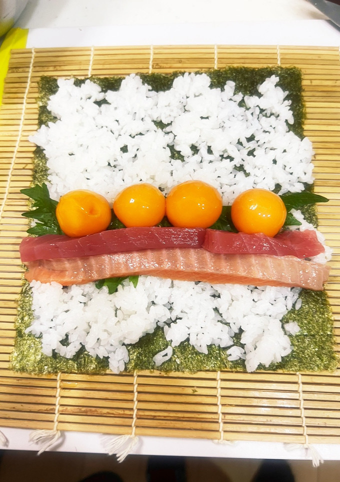 冷凍卵とマグロとサーモンで作る巻き寿司-レシピのメイン写真
