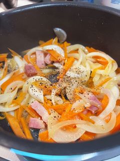 簡単おかず!新玉ねぎと人参のコンソメ炒め-レシピのメイン写真