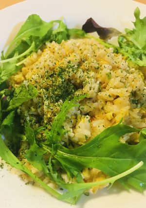 冷凍炒飯活用●チャーハンのベビーリーフ添-レシピのメイン写真