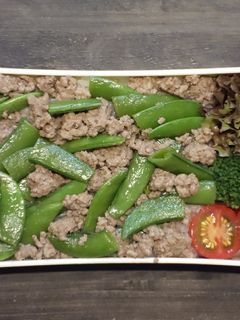 スナップエンドウとひき肉の丼弁当-レシピのメイン写真