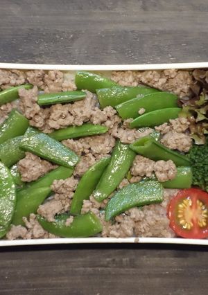 スナップエンドウとひき肉の丼弁当-レシピのメイン写真