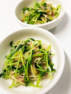 豆苗、エノキ、ベーコンニンニク炒め-レシピのメイン写真