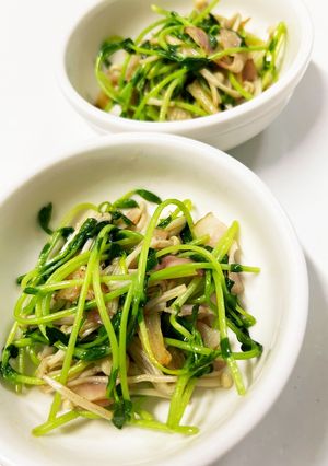豆苗、エノキ、ベーコンニンニク炒め-レシピのメイン写真
