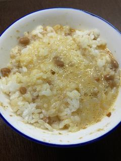 納豆、鰹節、醤油、マヨネーズの卵かけご飯-レシピのメイン写真