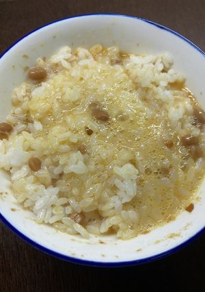 納豆、鰹節、醤油、マヨネーズの卵かけご飯-レシピのメイン写真