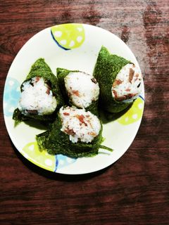 鶏そぼろと叩き梅干しの焼き海苔おむすび-レシピのメイン写真