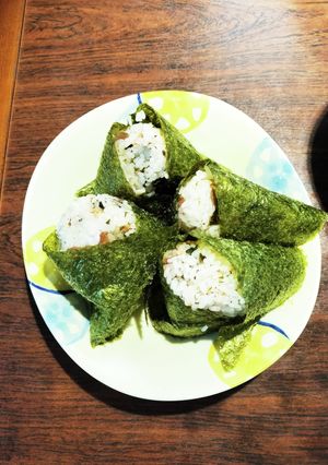 梅と鮭とわかめの炊き込みおむすび♡♡-レシピのメイン写真