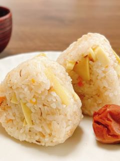 塩麹炊き込みご飯で作る♪やみつきおにぎり-レシピのメイン写真