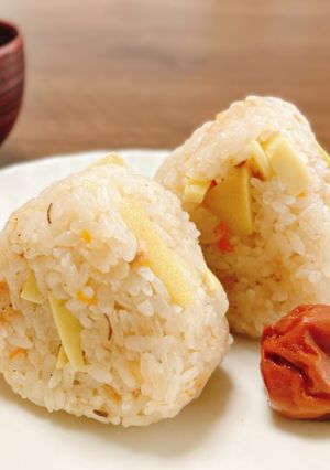 塩麹炊き込みご飯で作る♪やみつきおにぎり-レシピのメイン写真