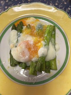 アスパラとブロッコリーの温卵チーズサラダ by tomoko