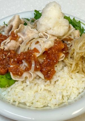 maepoの新玉とおろし梅ダレ冷しゃぶ丼-レシピのメイン写真