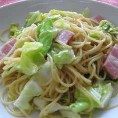 รูปของ めんつゆと柚子胡椒で春キャベツのパスタ
