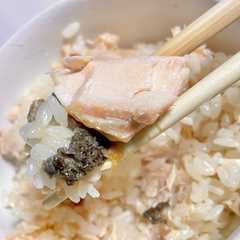รูปของ 皮がパリッ！マスの炊き込みご飯