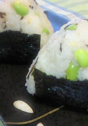 プチっと食感がクセになる枝豆のおにぎり-レシピのメイン写真