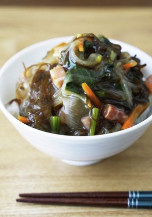 つるっと…ベーコンとほうれん草のもずく丼-レシピのメイン写真