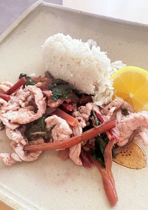 ビーツの茎と葉、豚肉のスパイス炒め-レシピのメイン写真