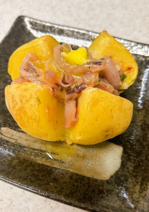 新じゃがいもで♪イカの塩辛バターのせ-レシピのメイン写真