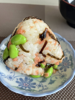 触らずおにぎらず(鮭・塩昆布・枝豆)-レシピのメイン写真