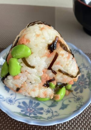 触らずおにぎらず(鮭・塩昆布・枝豆)-レシピのメイン写真