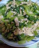 冷凍豆腐と焼きそばソースの素で青菜炒め