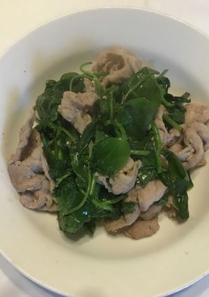 簡単!! 豚肉と三つ葉(野草)の炒め物-レシピのメイン写真