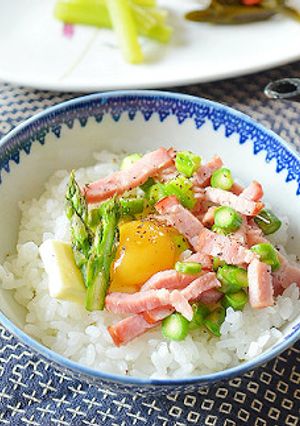 アスパラベーコンのっけご飯♪山菜添え-レシピのメイン写真
