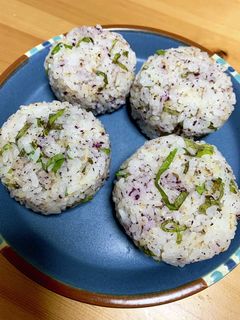 おにぎり ゆかりと紫蘇と鰹節-レシピのメイン写真