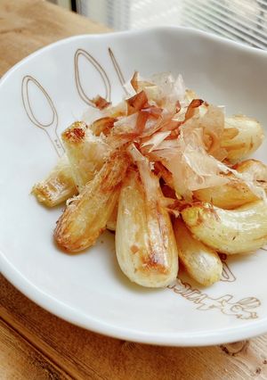 簡単おつまみ！焼らっきょうのおかかがけ-レシピのメイン写真