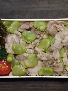 レンジで★そら豆と豚肉めんつゆ和え丼弁当-レシピのメイン写真