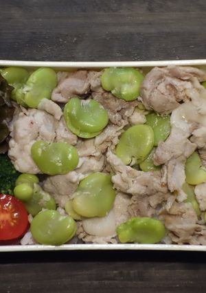 レンジで★そら豆と豚肉めんつゆ和え丼弁当-レシピのメイン写真