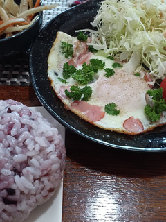 目玉焼きにパセリ(人参の葉っぱ)を乗せて-レシピのメイン写真