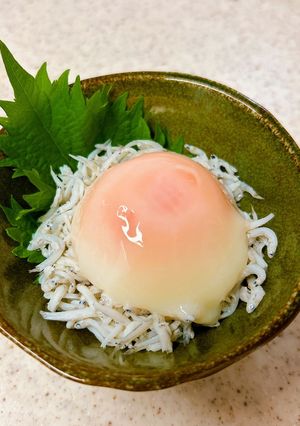 簡単おつまみ♪釜揚げしらすの温玉のせ-レシピのメイン写真