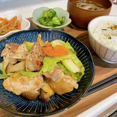 รูปของ 鶏ももとキャベツのコンソメバター炒め