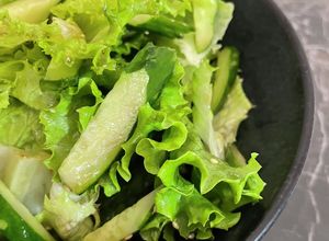 グリーンレタスときゅうりのシンプルサラダ-レシピのメイン写真