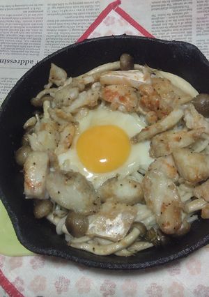 真鱈のムニエルぶなしめじの月見焼きうどん-レシピのメイン写真