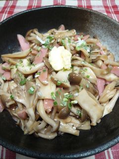 きのこと魚肉ソーセージのバタポン炒め-レシピのメイン写真