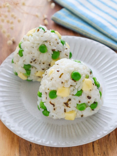 グリーンピースとチーズの塩昆布おにぎり-レシピのメイン写真