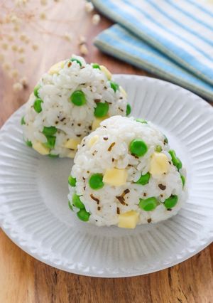 グリーンピースとチーズの塩昆布おにぎり-レシピのメイン写真