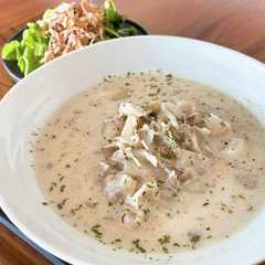 A picture of 豚とキノコのオニオン豆乳スープ.