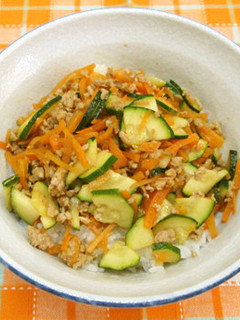 ズッキーニ入りのそぼろ丼-レシピのメイン写真