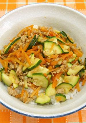 ズッキーニ入りのそぼろ丼-レシピのメイン写真