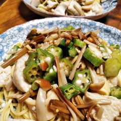 A picture of オクラと旨味えのき茸と鶏むね肉のパスタ.