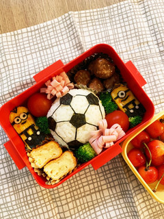 サッカーボール弁〜ミニオンズを添えて〜-レシピのメイン写真