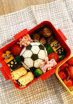 サッカーボール弁〜ミニオンズを添えて〜-レシピのメイン写真