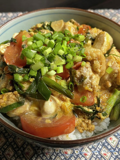 ニラ玉トマト親子丼-レシピのメイン写真