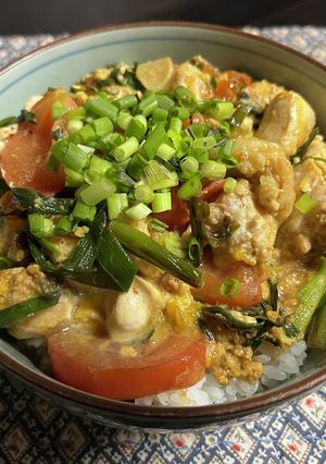 ニラ玉トマト親子丼-レシピのメイン写真