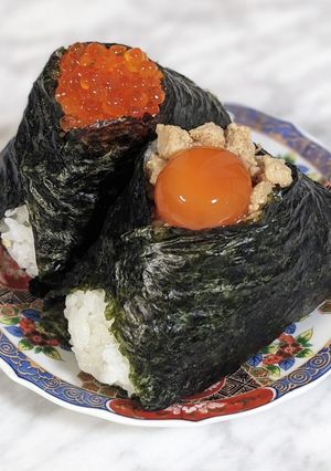 おにぎり専門店ぼんご風卵黄そぼろおにぎり-レシピのメイン写真