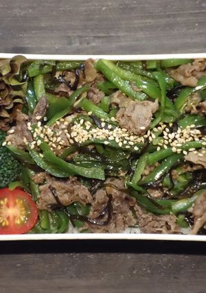 ピーマンと牛肉の塩昆布和え丼弁当-レシピのメイン写真