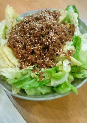 春キャベツとひき肉でスタミナサラダ風♪-レシピのメイン写真